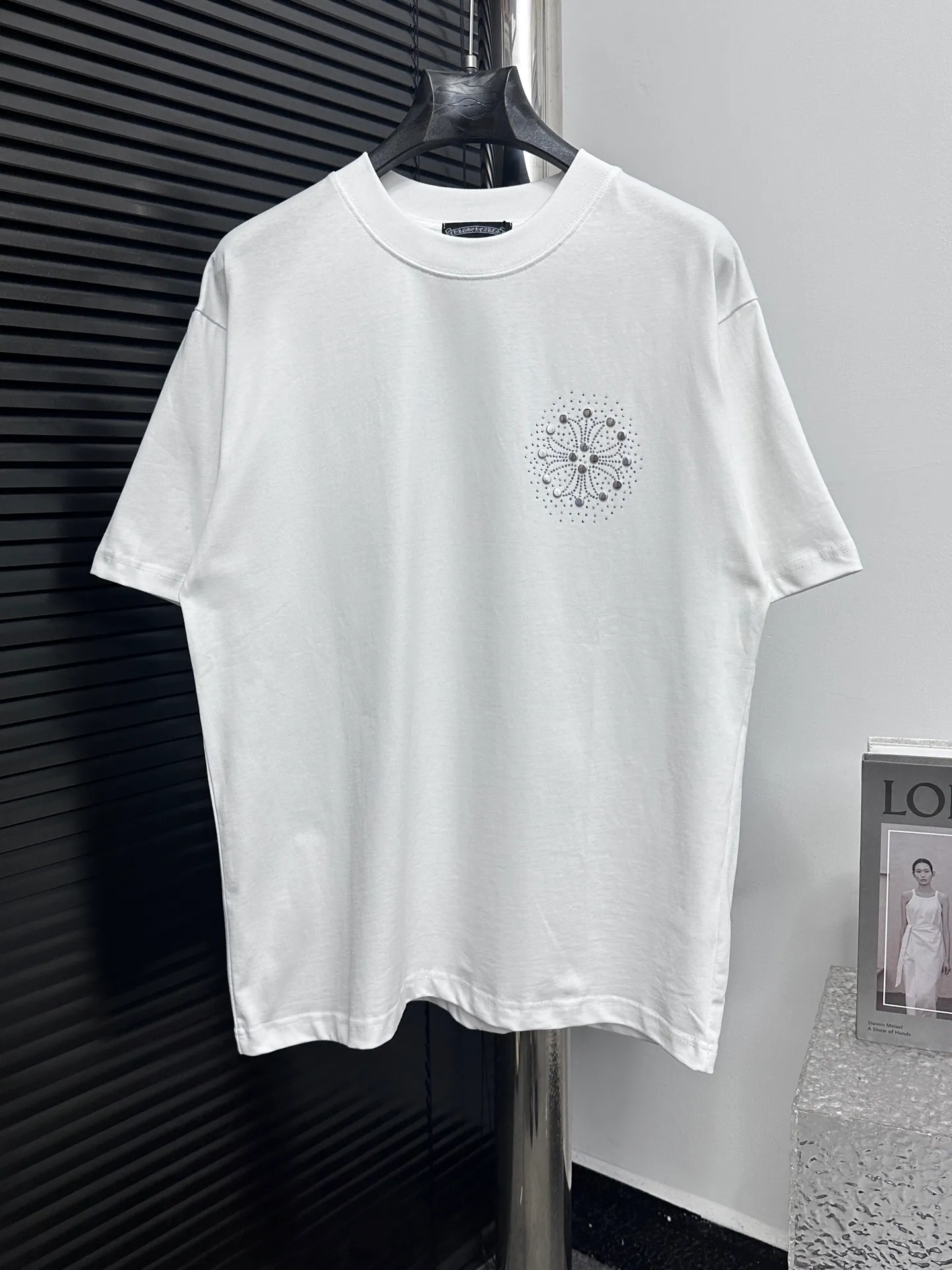 🅿️190 [ChromeHearts] ChromeHearts 25ss round neck T-shirt Original fabric Official same style Short-sleeved T-shirt Customized 260g same vat dyed fabric Very comfortable to the touch Latest brick cabinet synchronization for spring and summer Fashionable and personalized Super versatile and good-looking Very suitable for both men and women A must-have item Tag Collar label Washed wheat Complete with three standards Color: Black White Size: XS-L